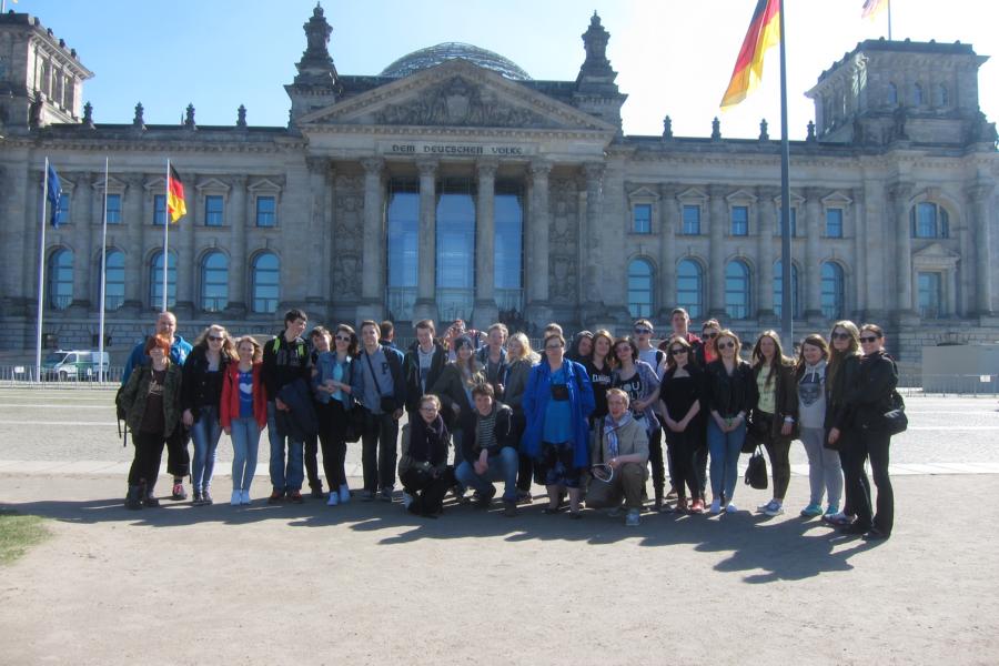Foto von Gruppe vor dem Reichstag
