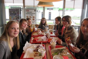 Foto von Teens im Schnellrestaurant